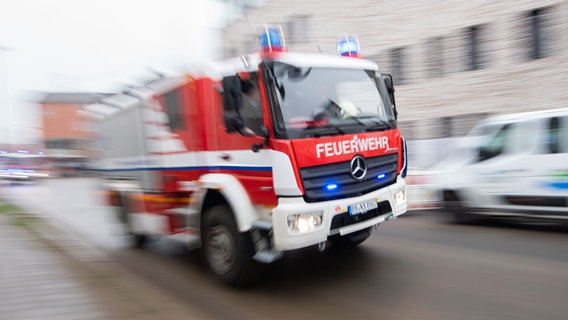 Ein neues Fahrzeug der Feuerwehr fährt durch die Braunschweiger Innenstadt. © dpa - Bildfunk Foto: Julian Stratenschulte