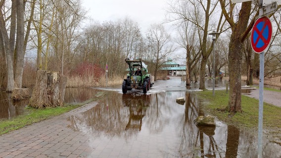 Der Zugang zum Ausflugslokal "Graf Isang" am Seeburger See bei Göttingen ist seit dem Hochwasser um den Jahreswechsel überflutet. © NDR Foto: Marco Schulze