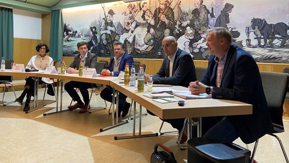 Gesundheitsminister Andreas Philippi (SPD) nimmt an einem runden Tisch mit Vertretern der Pflegebranche in Südniedersachsen teil. © NDR Foto: Benedikt Bathe
