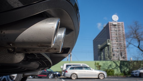 Der Auspuff eines VW-Passats ist am 25.09.2015 vor dem Volkswagenwerk in Wolfsburg zu sehen. © dpa - Bildfunk 