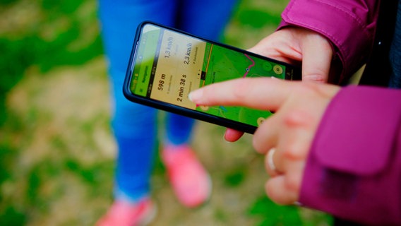 Eine Anwendung auf einem Smartphone zeigt eine Tour durch das Unesco-Welterbe Harz. © picture alliance / dpa Foto: Stefan Sobotta
