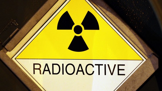 Ein Schild warnt an einem Castor-Transport mit der Aufschrift "radioactive" vor radioaktiver Strahlung. © picture alliance / dpa | Jan Woitas Foto: Jan Woitas