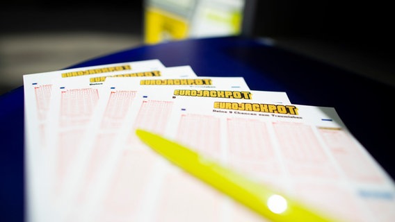 Lottoscheine mit der Aufschrift "Eurojackpot" liegen in einer Lotto-Annahmestelle. © picture alliance/dpa Foto: Thomas Banneyer