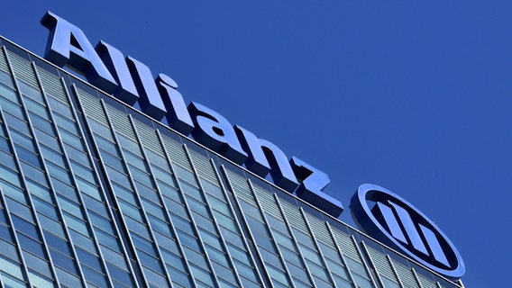 Blauer "Allianz"-Schriftzug mit Logo auf einem Hochhaus  vor blauem Himmel © picture alliance Foto: Schoening