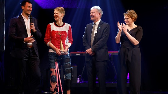 Tina Deeken wird auf einer Bühne zur Behindertensportlerin des Jahres 2023 gekürt. © Lars Kaletta/BSN Foto: Lars Kaletta