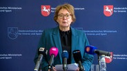 Niedersachsens Innenministerin Daniela Behrens (SPD) bei einer Pressekonferenz © NDR 