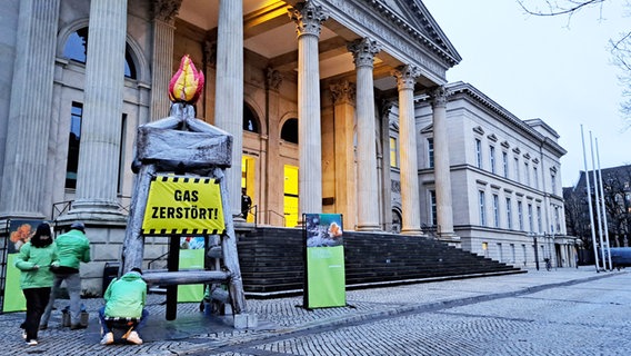 Greenpeace bei einer Protestaktion "Gas zerstört" vor dem Niedersächsischem Landtag. © NDR Foto: Eric Klitzke