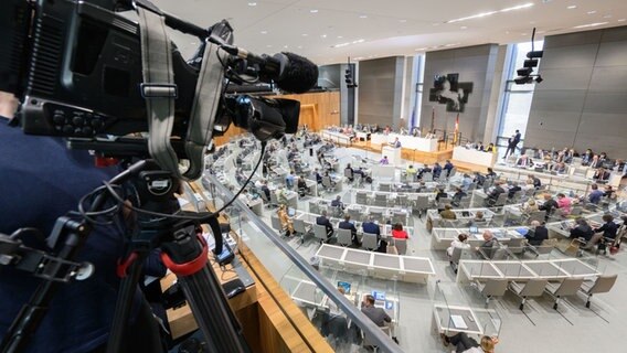 Ein Kameramann filmt die Plenarsitzung im niedersächsischen Landtag. © dpa Foto: Julian Stratenschulte