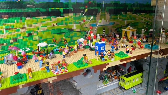 Der Große Garten von Hannover-Herrenhausen als Lego Schaukasten. © NDR Foto: Jasmin Janosch