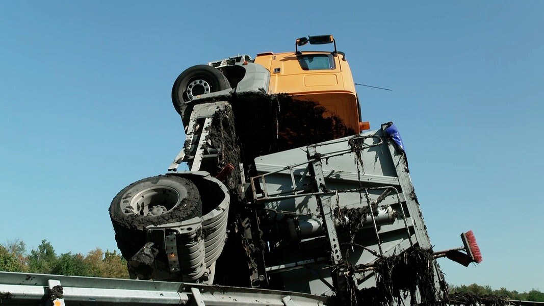 A Stau Nach Unfall Mit Kl Rschlamm Lkw Ndr De Nachrichten