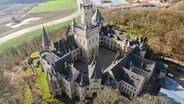 An aerial view shows the castle of Marienburg. © dpa-Bildfunk Photo: Julian Stratenschulte