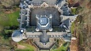 An aerial view shows the castle of Marienburg. © dpa-Bildfunk Photo: Julian Stratenschulte