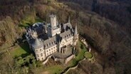 An aerial view shows the castle of Marienburg. © dpa-Bildfunk Photo: Julian Stratenschulte