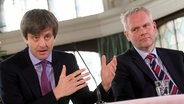 Ernst August von Hannover jr. (l) and Björn Thümler (CDU, r), Minister of Science and Culture of Lower Saxony, speak at a press conference at Marienburg Castle. © dpa-Bildfunk Photo: Holger Hollemann