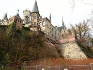 The slope in difficulty and threatened by the crash of Marienburg Castle, southeast of the castle, is closed by construction fences. © dpa-Bildfunk Photo: Holger Hollemann