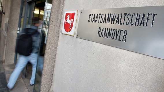 Ein Mann betritt die Staatsanwaltschaft in Hannover. © picture alliance / dpa | Julian Stratenschulte Foto: Julian Stratenschulte