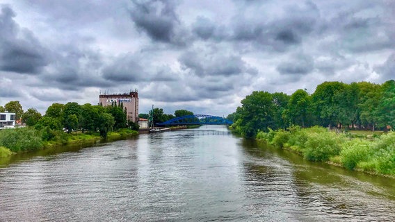 Bei wolkenverhangenem Himmel ist die Weser bei Nienburg zu sehen. © NDR Foto: Tanja Scheer