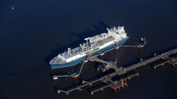 Luftaufnahme des LNG-Speicher- und Verdampfungs-Schiffes "Höegh Esperanza" am LNG-Terminal Wilhelmshaven. © picture alliance/dpa Foto: Stefan Rampfel