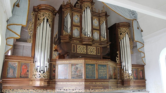 Die Schnitger-Orgel von St. Martini et Nicolai in Steinkirchen. © NDR Foto: Ina Kast