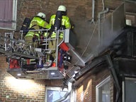 Einsatzkräfte der Feuerwehr löschen ein brennende Wohnhaus in Stade. © TV Elbnews 