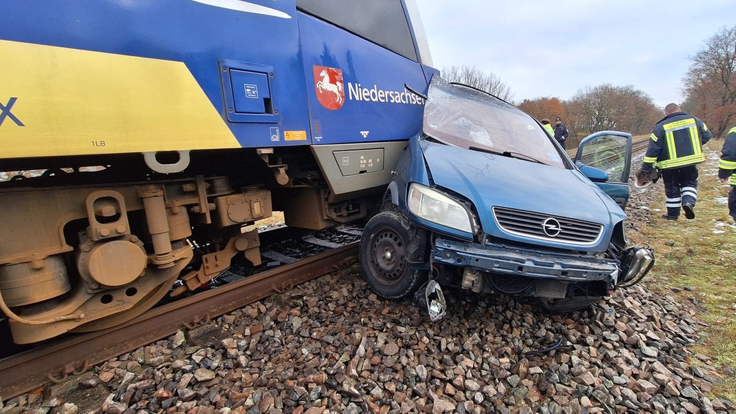 Regionalzug Erfasst Auto Auf Bahn Bergang Fahrer Tot Ndr De