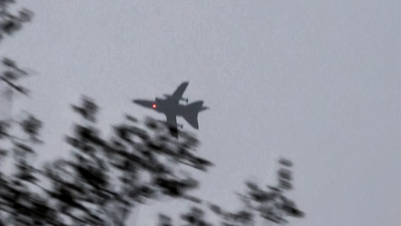 Ein Tornado der Bundeswehr überfliegt Bremervörde auf der Suche nach einem vermissten Jungen. © NonstopNews 