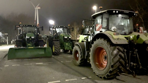 Traktoren versperren eine Straße am Hafen in Bremerhaven. © NonstopNews 