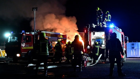 Feuerwehrleute bei einem Einsatz an einem Container mit brennenden Akkus im Landkreis Leer. © NonstopNews 