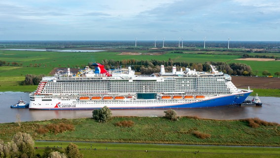 Das Kreuzfahrtschiff "Carnival Jubilee" der Meyer Werft bei seiner Überführung auf der Ems. © dpa-Bildfunk Foto: Sina Schuldt