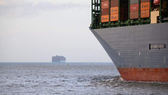 Zwei Containerschiffe bei Cuxhaven auf der Nordsee. © picture alliance/dpa | Jonas Walzberg Foto: Jonas Walzberg