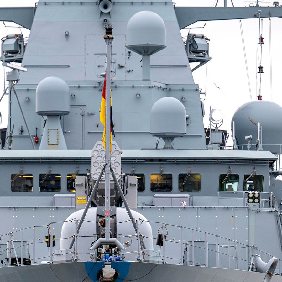 Die Fregatte "Hessen" läuft in Wilhelmshaven aus. © dpa-picture alliance Foto: Sina Schuldt