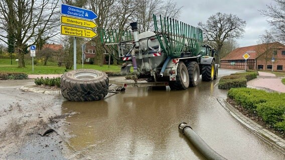 Achsbruch am Anhänger 18 000 Liter Gülle fluten Dorfstraße NDR de