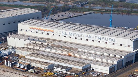 Eine Luftaufnahme zeigt die Meyer-Werft in Papenburg. © picture alliance/dpa Foto: Tobias Bruns