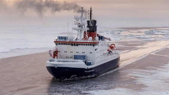 Das Forschungsschiff "Polarstern" fährt auf mit Eisschollen bedecktem Wasser. © Alfred-Wegener-Institut 