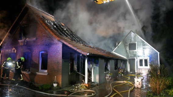 Feuerwehrleute löschen ein brennendes Haus in Upgant-Schott. © NonstopNews 