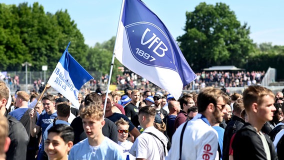 Fans des VfB Oldenburg stehen vor dem Marschwegstadion. © dpa Foto: Hauke-Christian Dittrich