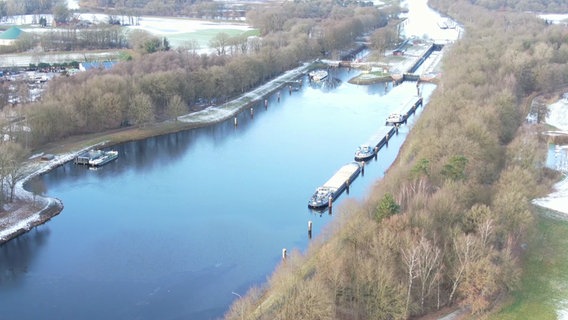 Eine Luftaufnahme zeigt Binnenschiffe, die auf dem Kanal zwischen Meppen und Papenburg liegen. © Nord-West-Media TV 
