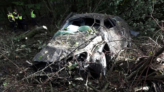 Ein Auto nach einem schweren Verkehrsunfall © Nord-West-Media TV 