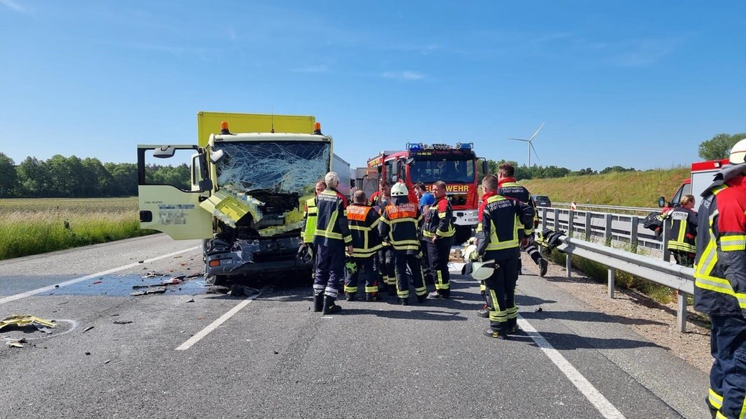 A Nach Schwerem Lkw Unfall Wieder Freigegeben Ndr De Nachrichten