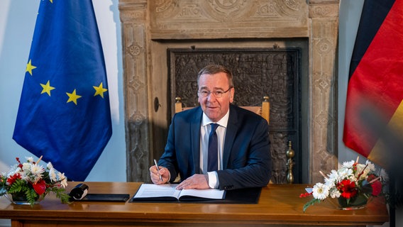Verteidigungsminister Boris Pistorius (SPD) unterzeichnet im Historischen Rathaus den Osnabrücker Erlass. © picture alliance/dpa | David Inderlied Foto: David Inderlied