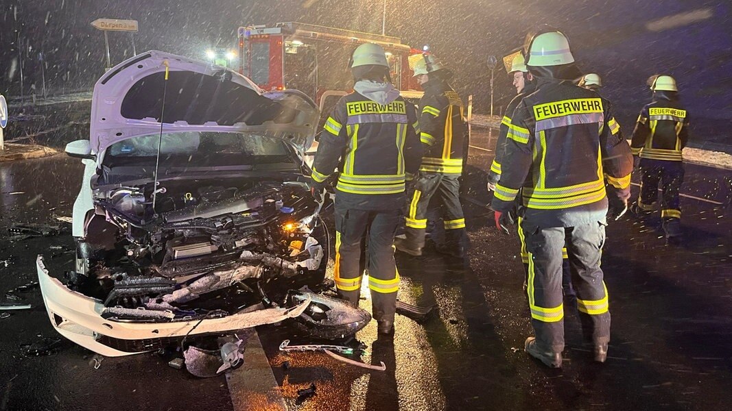 Unfall Auf B In D Rpen Zwei Autos Sto En Frontal Zusammen Ndr De