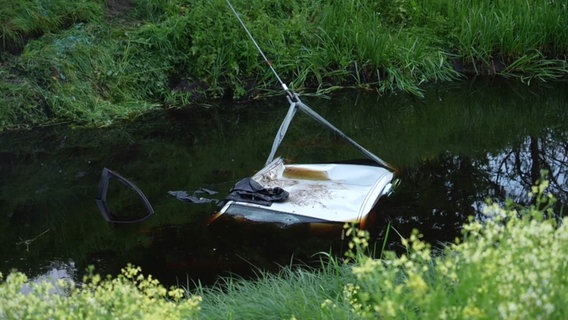 Unfall bei Drebber: Ein Auto ist bis zum Dach im Wasser. © NWM TV 