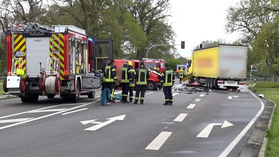 Ein Transporter und ein Lkw stehen nach einem Unfall an einer Straße in Fresenburg. © Nord-West-Media TV 