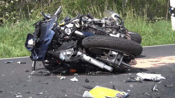 Ein Motorrad liegt nach einem Unfall auf einer Straße in Geeste. © Nord-West-Media TV 