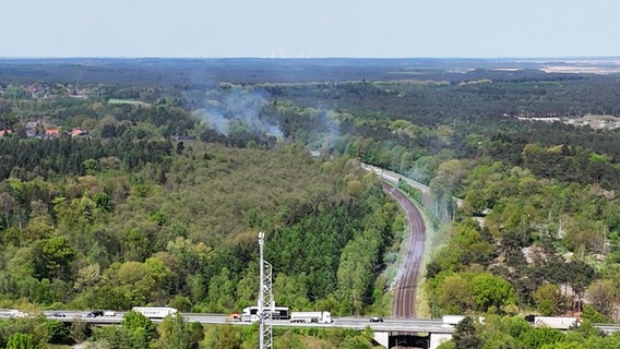 Mehrere Vegetationsbrände an einer Bahnstrecke bei Meppen. © Nord-West-Media TV 