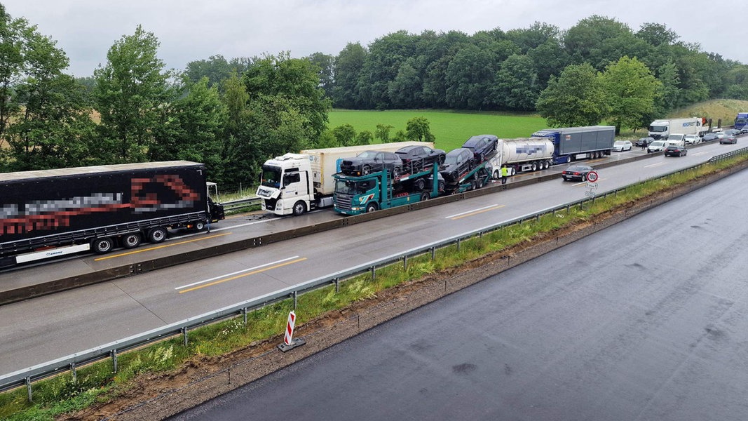 Stau Auf Der A Nach Unfall Mit Mehreren Fahrzeugen Ndr De