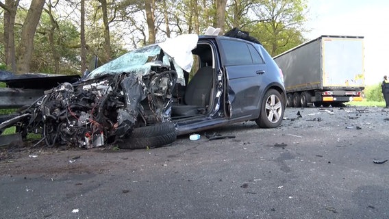 Nach einem Unfall in Haselünne (Landkreis Emsland) steht ein stark beschädigtes Auto auf der Straße. © Nord-West-Media TV 