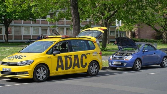Ein ADAC Auto steht am Straßenrand mit geöffnetem Kofferraum, dahinter ein blaues Auto mit geöffneter Motorhaube. © picture alliance / Schoening | Schoening Foto: Schoening