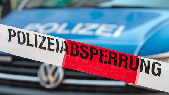 Ein Flatterband mit der Aufschrift "Polizeiabsperrung" ist vor einem Fahrzeug der Polizei zu sehen. © Swen Pförtner / picture alliance / dpa Foto: Swen Pförtner