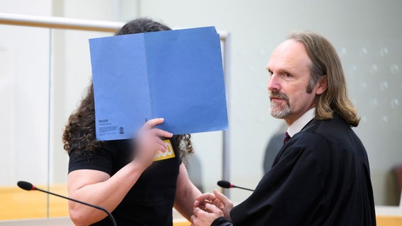 Der Angeklagte (links) steht beim Gerichtsprozess im Landgericht Hannover neben seinem Rechtsanwalt © Julian Stratenschulte/dpa Foto: Julian Stratenschulte